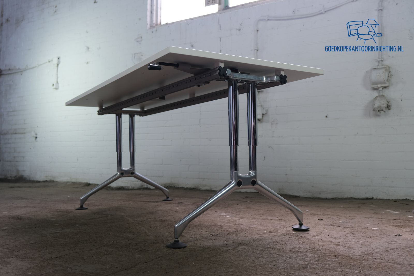 Enorm Aanbod Gebruikte Werkplekken – Betaalbare en Duurzame Kantooroplossingen