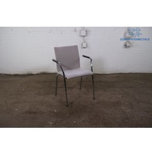 Casala | Kantinestoel | Tweedehands | Lichtgrijs gestoffeerd | Cromen frame | KS303