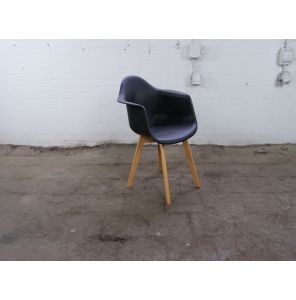 VEBA | Kantinestoel | Jong gebruikt | Kunststof zwarte kuip | Houten onderstel | Stapelbaar | KS153