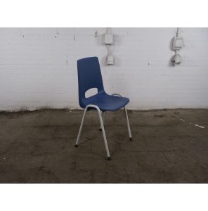 Kantinestoel | Gebruikt | Blauwe kunststof kuip | Stapelbaar | Crème frame | KS272