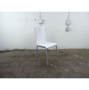 VDS | Kantinestoel | Gebruikt | Witte multiplex zitting | Stapelbaar | Zilvergrijs frame | KS276