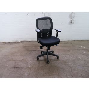 Bureaustoel | Gebruikt | Zwart gestoffeerd/ mesh rug | Zwart onderstel | Verstelbaar lumbaalsteun | BS330