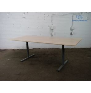 Gispen | Vergadertafel | Tweedehands | Ahorn blad | Zilvergrijs frame | VT228