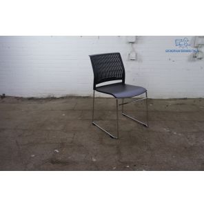 Jong gebruikt | Kantinestoel | Zwart | Verchroomd draadframe | Stappel- en koppelbaar | KS140