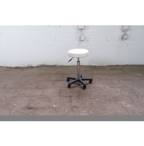 Werkplaatsstoel / kruk | Gebruikt | Wit PU | Chroom/ zwart frame | Verstelbaar | OS261