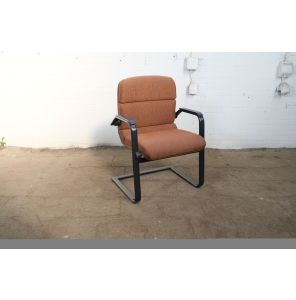 Ahrend | Vergaderstoel | Tweedehands | Zwart sledeframe | Teracotta gestoffeerd | VS360