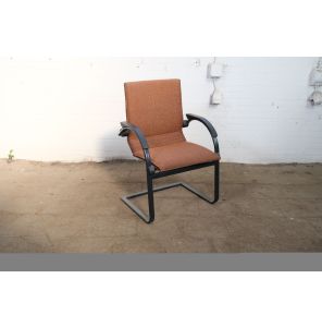 Ahrend | Vergaderstoel | Tweedehands | Zwart sledeframe | Teracotta gestoffeerd | Met armleggers | VS361