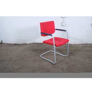 Sitag | Vergaderstoel | Tweedehands | Rood gestoffeerd | Met zwarte armleggers | Zilvergrijs sledeframe | VS363