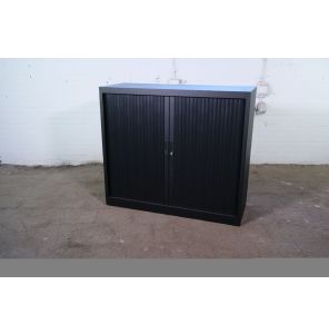 Roldeurkast | Jong gebruikt | Zwart | 2 legborden | MK289