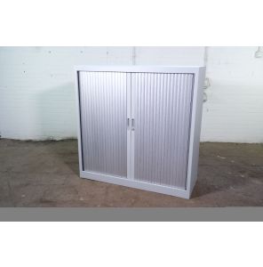 Roldeurkast | Jong gebruikt | Zilvergrijs | 2 legborden | MK290