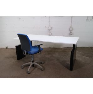 Bureau | Tweedehands | Witte blad | Zwart frame/ zijwangen | BT469