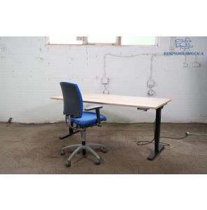 Euroseats | Zit-sta bureau | Jong gebruikt | Elektrisch verstelbaar | Halifax blad | Zwart frame | BT472