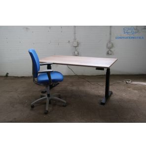 Voortman | Zit-sta bureau | Jong gebruikt | Elektrisch verstelbaar | Halifax blad | Zwart frame | BT474