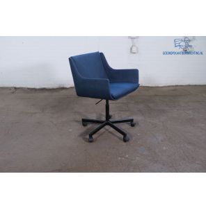 Design |Fauteuil | Tweedehands | Blauw gestoffeerd | Zwart verrijdbaar frame | OS276