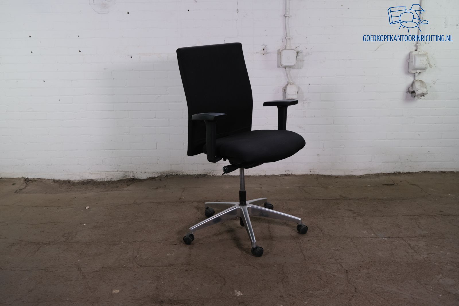 Interstuhl | Bureaustoel | Tweedehands | Zwart gestoffeerd | 4D armleggers | BS377