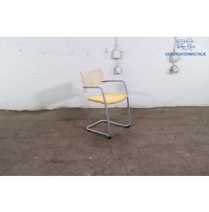 Lande | Kantinestoel | Tweedehands | Lichtgeel gestoffeerd | Grijs frame | Berken rug | KS293