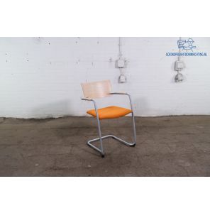 Lande | Kantinestoel | Tweedehands | Donkeroranje gestoffeerd | Grijs frame | Berken rug | KS294