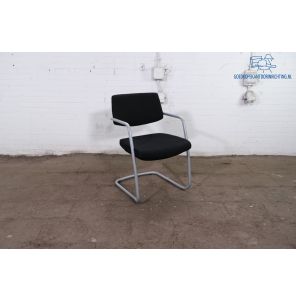 Markant | Tweedehands | Vergaderstoel | Zwart gestoffeerd | Zilvergrijs  sledeframe | VS375