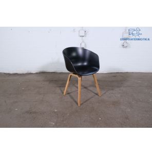 Z.G.A.N. | HAY AAC22 | Kantinestoel | Zwarte kuip | Hout frame | KS299