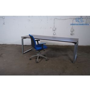 Tweedehands Bureau – Antraciet Eiken Blad, Grijs Frame, Handmatig Verstelbaar