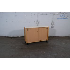 Tweedehands ahorn schuifdeurkast verrijdbaar 1 legbord 88x120x41 cm
