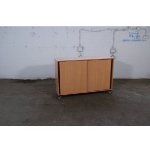 Tweedehands schuifdeurkast ahorn hout 2 legborden verrijdbaar