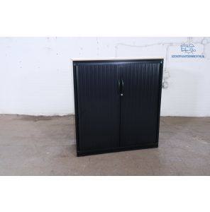 Tweedehands roldeurkast zwart met eiken topblad 132x120x35 cm