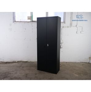 Hoge klapdeurkast | Jong gebruikt | 4 legborden | Zwart | HK116
