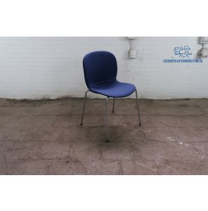 HAG | Kantinestoel | Gebruikt | Blauw gestoffeerd | Stapelbaar | Chroom frame | KS277