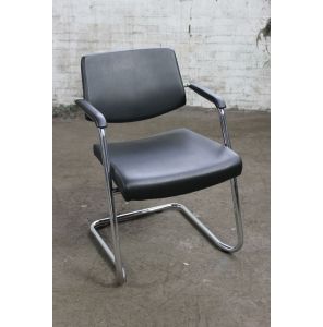 Vergaderstoel | Jong gebruikt | Sledeframe | Zwart kunstleder
