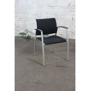 Vergaderstoel | Jong gebruikt | Zwart gestoffeerd | Zwarte armleggers