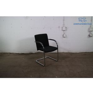 Lande | Vergaderstoel | Tweedehands | Verchroomd sledeframe | Zwart gestoffeerd | Met armleggers | VS367