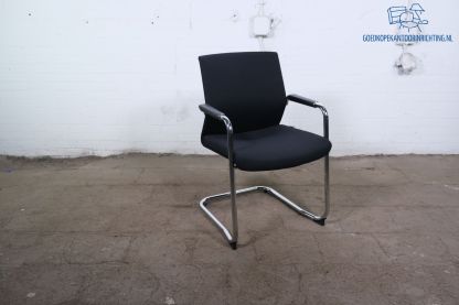 Jong gebruikt | Vergaderstoel | Zwart gestoffeerd | Chromen sledeframe | VS144