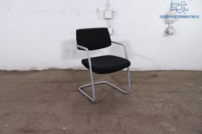 Markant | Tweedehands | Vergaderstoel | Zwart gestoffeerd | Zilvergrijs sledeframe | VS375