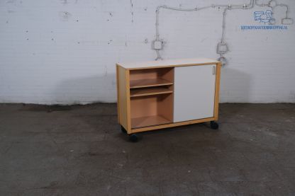Tweedehands schuifdeurkast ahorn/ wit 2 legborden verrijdbaar