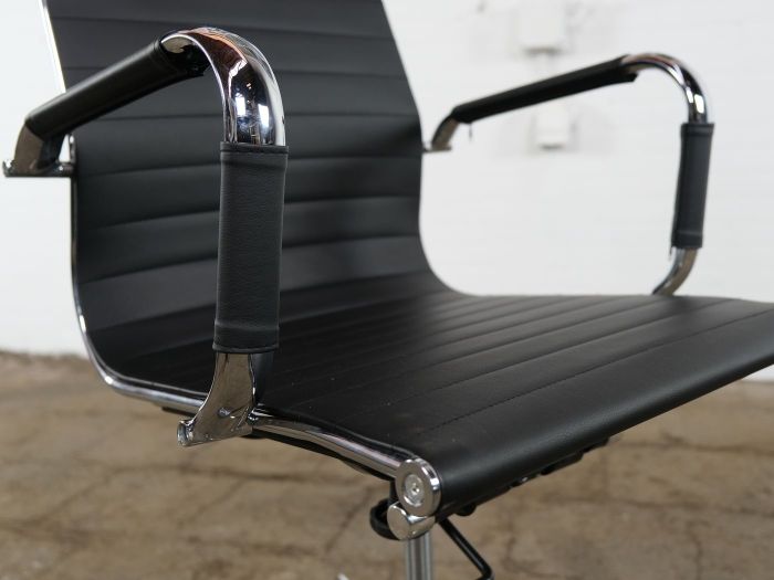 Rondlopen Universiteit Anoniem Vitra Eames | Tweedehands | Bureaustoel | Replica | Zwart | Kunstleder