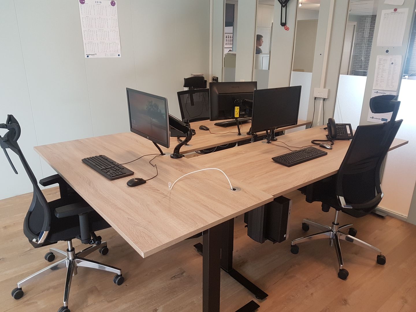 Voorbeeld werkplek met goed kabelbeheer