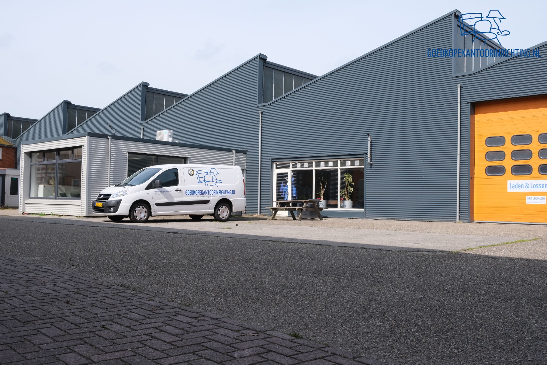 Afhaalpunt gebruikte kantoormeubelen in Joure