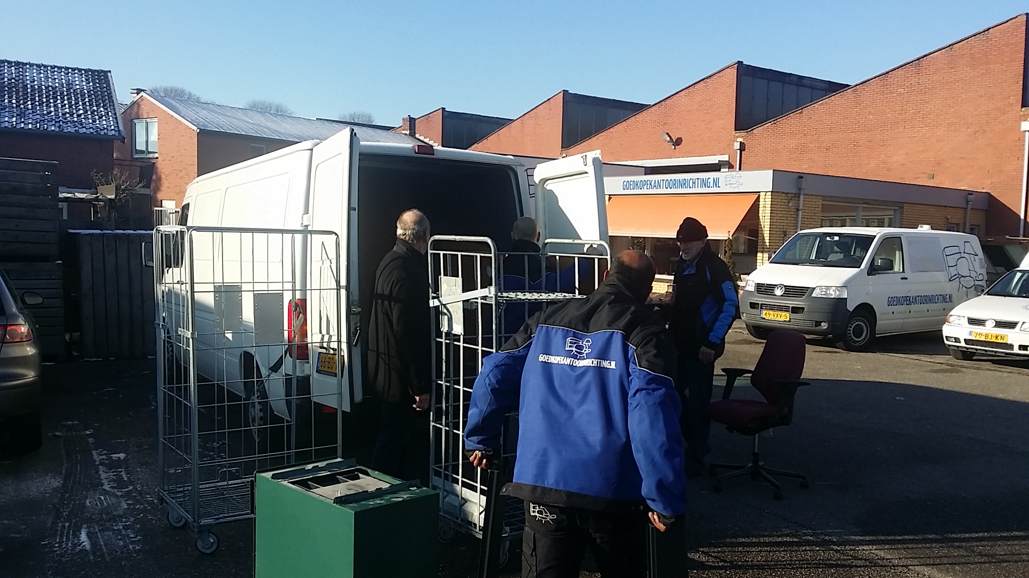 Donatie van complete kantoorinrichting aan Voedselbank Bolsward